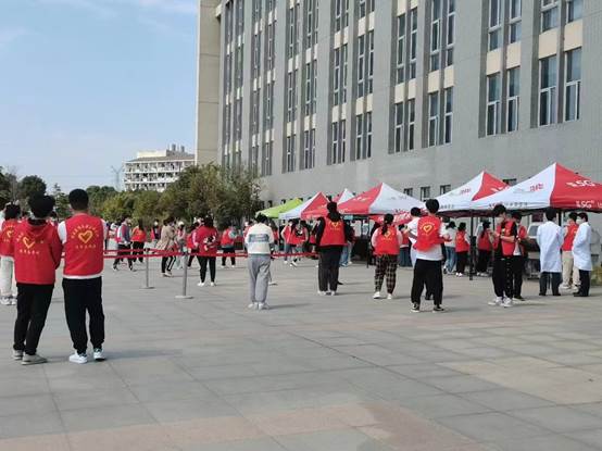 广场上的人群描述已自动生成