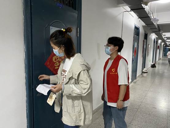 图片包含 人, 站, 女人, 年轻描述已自动生成