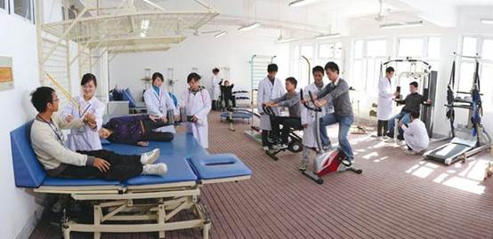 一群人在房间里描述已自动生成