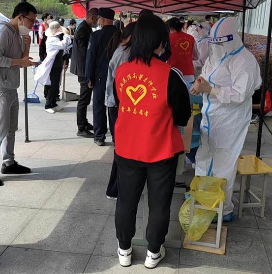 人们走在街头描述已自动生成