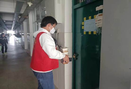 站在冰箱前的人低可信度描述已自动生成