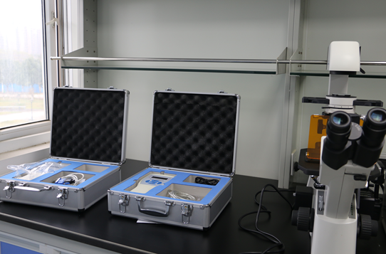 桌子上放满了不同类型的电子产品低可信度描述已自动生成