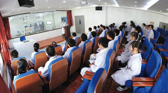 许多人在房间里描述已自动生成