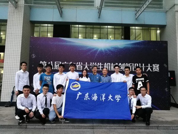 1525650120805942.jpg 欧冠代表队在比赛现场合影1.jpg