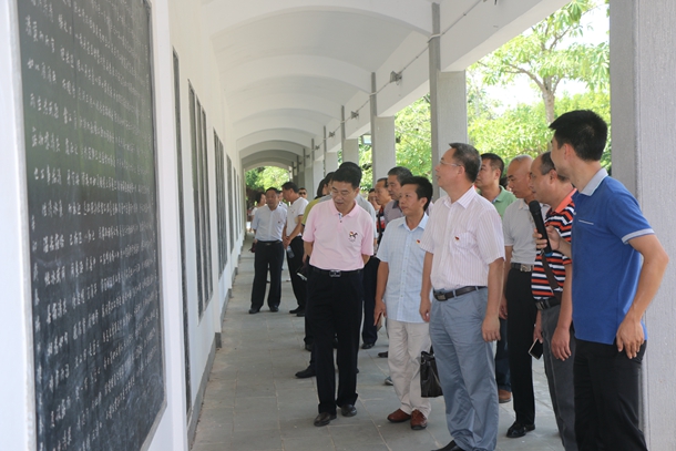 参观陈瑸诗廊.jpg