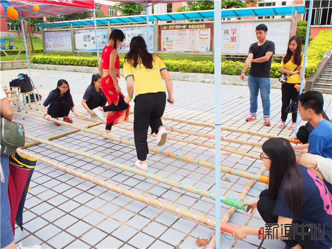 旅行兴趣小组 跳竹竿 刘熙 摄.jpg